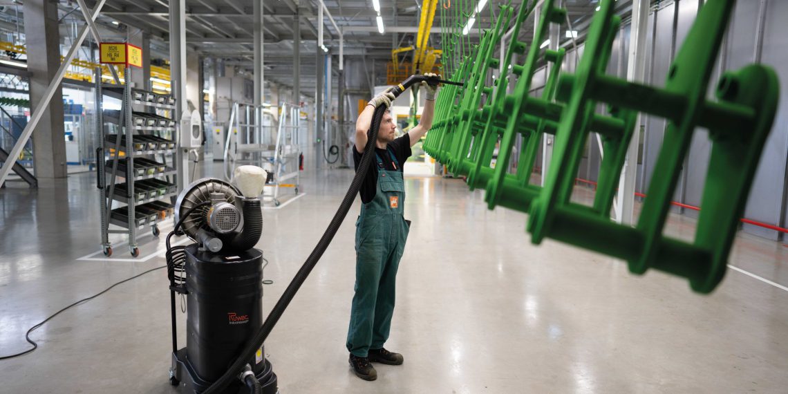 Bei Amazone werden Bohrungen vor dem Pulverbeschichten nicht mehr maskiert, sondern nach der Lackierung überschüssigem Pulver befreit. (Bild: Ruwac Industriesauger )