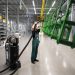 Bei Amazone werden Bohrungen vor dem Pulverbeschichten nicht mehr maskiert, sondern nach der Lackierung überschüssigem Pulver befreit. (Bild: Ruwac Industriesauger )