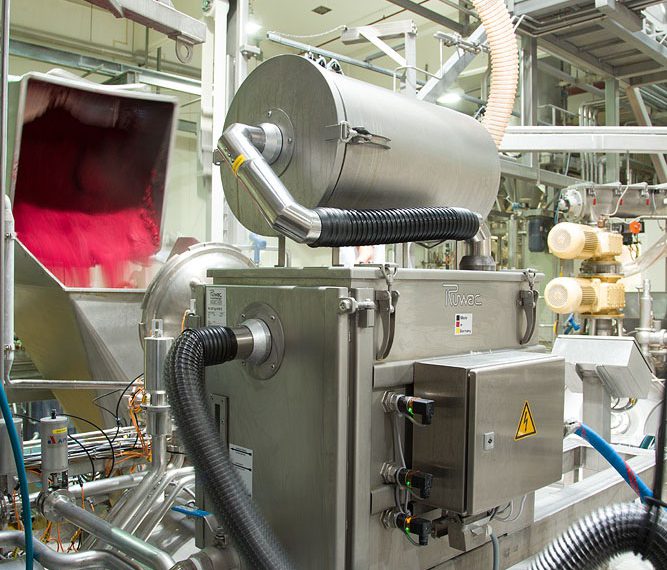 Stationärer Nassabscheider (unten) und Reststaubfilter (oben) für die Absaugung von Zuckerstäuben in der Fruchtjoghurtproduktion. Bild: Ruwac