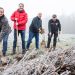Im Einsatz für die Umwelt: Karl-Heinz Fuchs, Head of Commercial bei SMC Deutschland, und Pascal Borusiak, Head of Business Processes, pflanzen gemeinsam mit Christian Bauer, Manager Quality, Environment, Health & Safety, sowie Klaus Velbecker von HessenForst – Forstamt Groß-Gerau die ersten von mehr als 4.200 Bäumen, die das Klima am Mönchhofdreieck zukünftig verbessern. (Bild: SMC Deutschland)