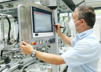 Teamtechnik: Inbetriebnahme einer Montageanlage für Corona-Diagnostik-Device. (Bild: Teamtechnik)