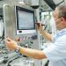 Teamtechnik: Inbetriebnahme einer Montageanlage für Corona-Diagnostik-Device. (Bild: Teamtechnik)