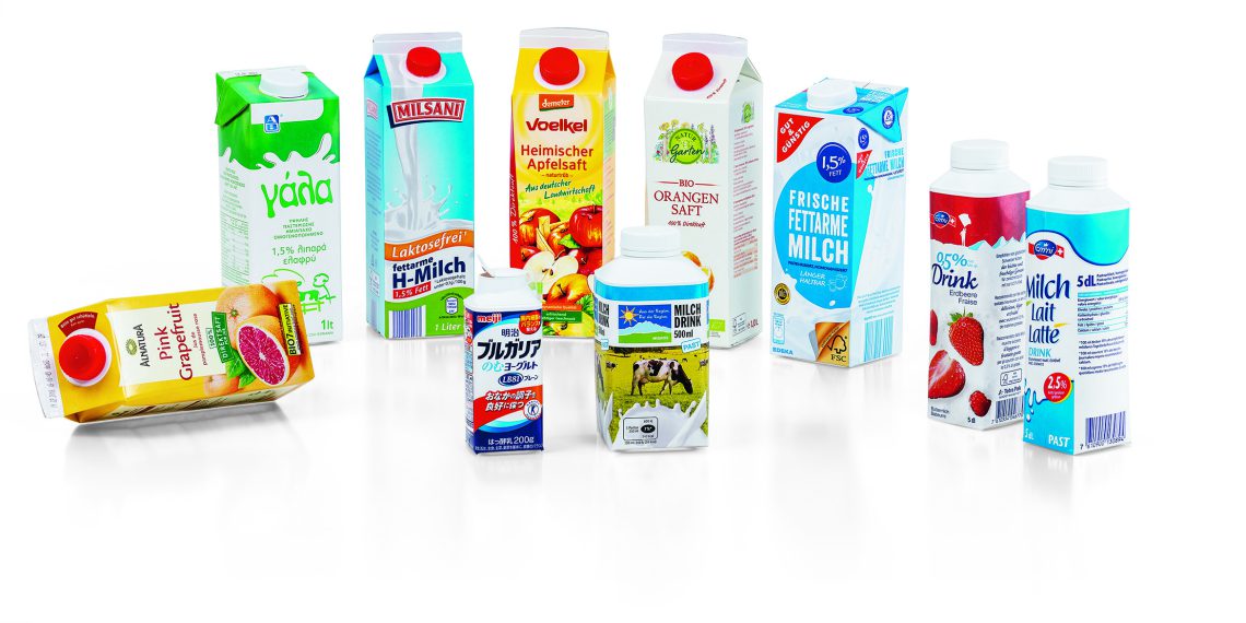 An Getränkeverpackungen aus kunststoffbeschichtetem Karton lassen sich mit Ultraschall diverse Fügeaufgaben zuverlässig und wirtschaftlich realisieren: das Längsschweißen der Überlappungsnaht, die Querschweißung nach dem Abfüllen und das Einschweißen der Ausgießer. Bild: Telsonic