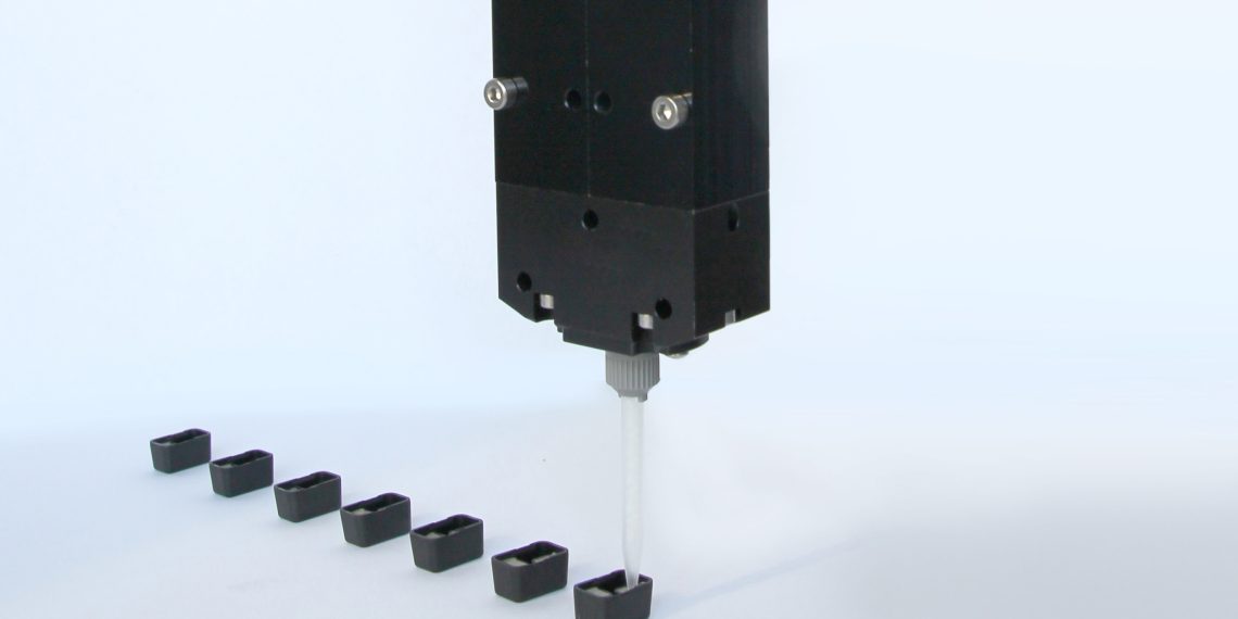 Dispenser Visco-Duo-P 4/4 in einer Vergussanwendung. (Bild: Viscotec)