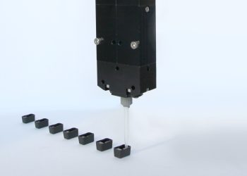 Dispenser Visco-Duo-P 4/4 in einer Vergussanwendung. (Bild: Viscotec)