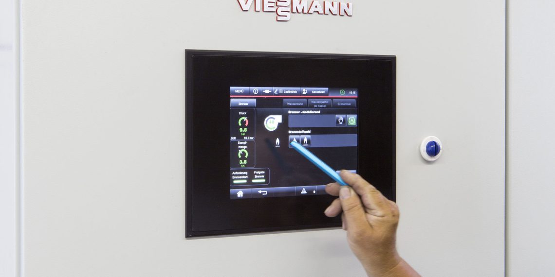 Mit dem Energy-Monitoring von Viessmann Vitocontrol HS kann sich der Betreiber einen schnellen und detaillierten Überblick über die Energieverbräuche seiner Anlage verschaffen. (Bild: Viessmann)