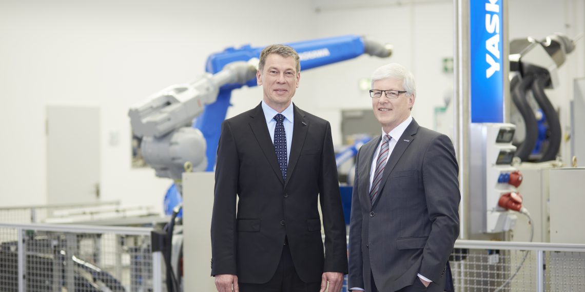 In der Geschäftsführung der Yaskawa Europe GmbH folgt Bruno Schnekenburger (links), bisher COO, als President & CEO auf Manfred Stern (rechts).