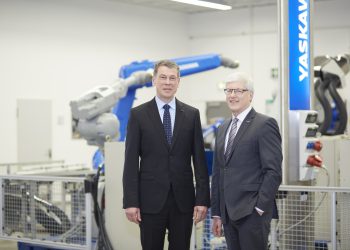 In der Geschäftsführung der Yaskawa Europe GmbH folgt Bruno Schnekenburger (links), bisher COO, als President & CEO auf Manfred Stern (rechts).